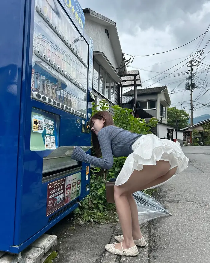 살짝살짝 보이는 속팬티