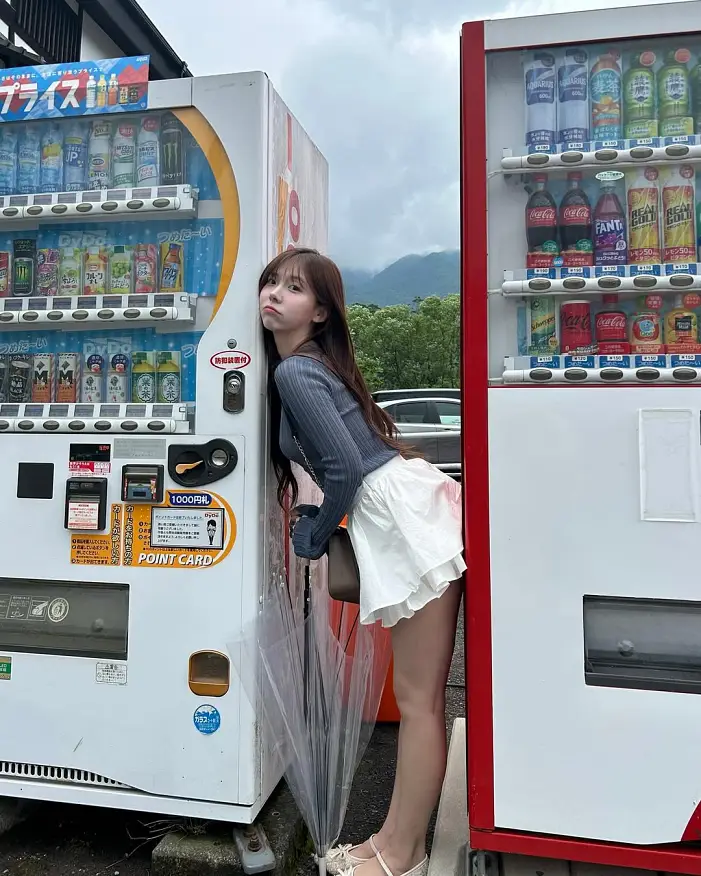 살짝살짝 보이는 속팬티