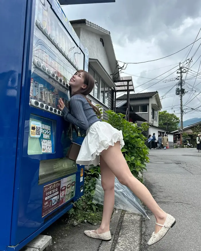 살짝살짝 보이는 속팬티