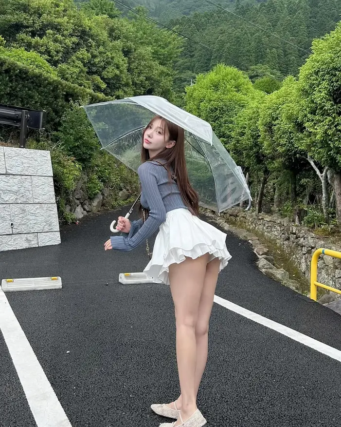 살짝살짝 보이는 속팬티