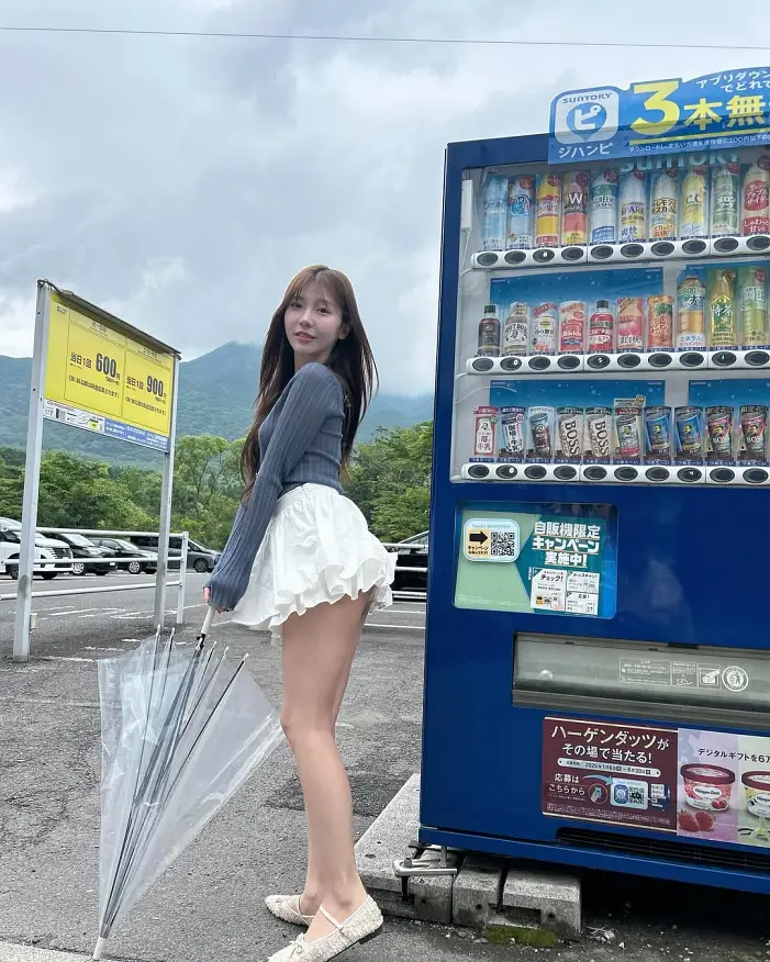 살짝살짝 보이는 속팬티